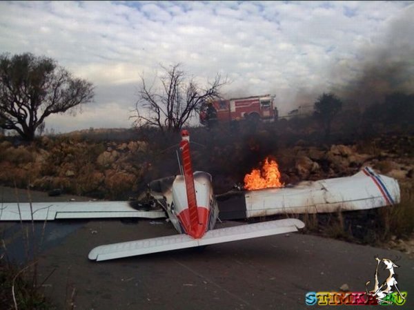 В Южной Африке самолет упал прямо на джип