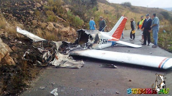 В Южной Африке самолет упал прямо на джип