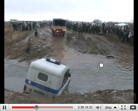 Вытягивание из реки милицейского УАЗа. Видео
