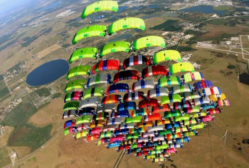 Что могут сделать 100 парашютистов, собравшись вместе (фото, видео)