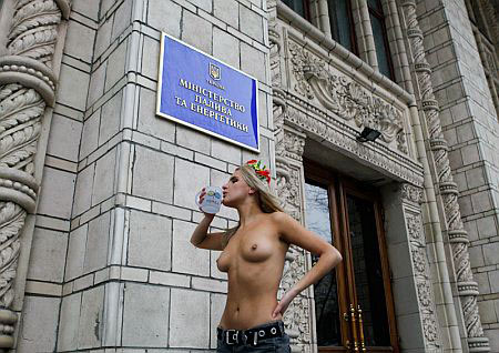 Femen отогреют в милиции