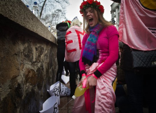 Очередная дебильная выходка FEMEN (8 фото)