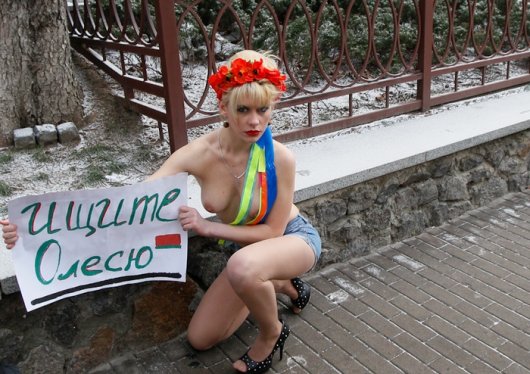 Свеженький белорусский моно-митинг от FEMEN: Гоните Бацьку!