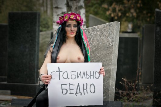 Моно-митинг на кладбище от FEMEN