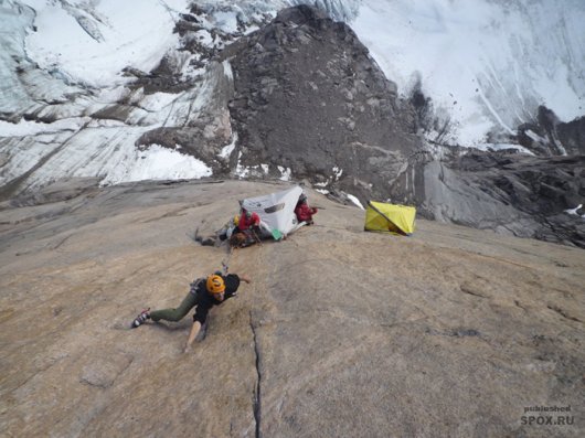 Висячие палатки альпинистов