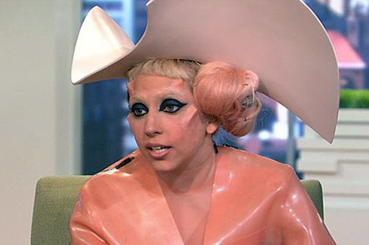 Леди Гага в платье из презервативов