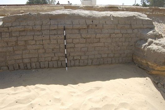 Стены опять защищают древнеегипетского Сфинкса