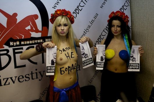 Сиськи от FEMEN в казацкой столице