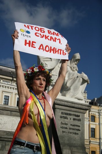 Моно-митинг FEMEN «ТРУДный возраст».