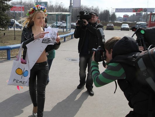 Обезьянка FEMEN в Донецке