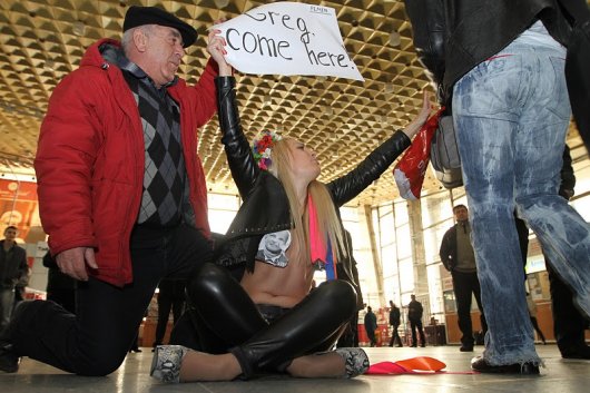 Обезьянка FEMEN в Донецке