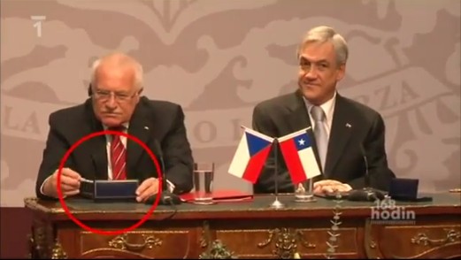 Президент Чехии украл ручку у главы Чили (видео)