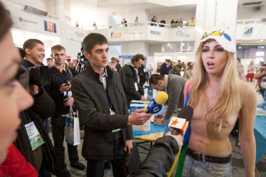 Акция Грёбаные банщики от FEMEN. Фото, видео