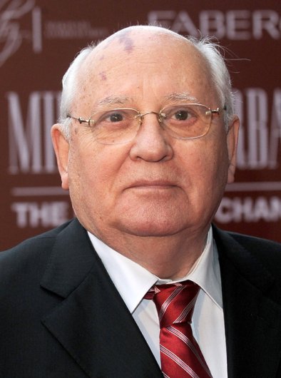 Милла Йовович на юбилее Горбачева засветила грудь