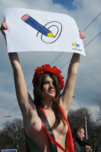 Акция FEMEN «Суки, не режьте по живому!»