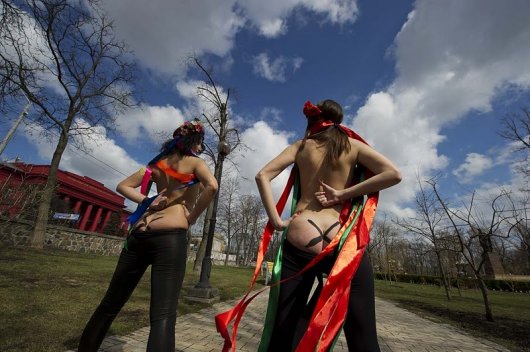 Акция FEMEN «Суки, не режьте по живому!»