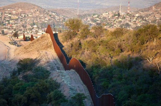 Граница в виде забора между США И Мексикой