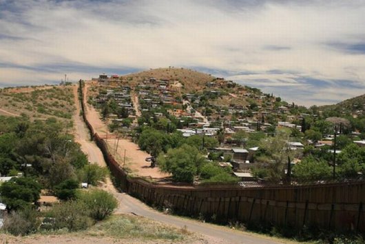 Граница в виде забора между США И Мексикой
