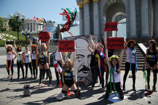FEMEN раздвигает ноги