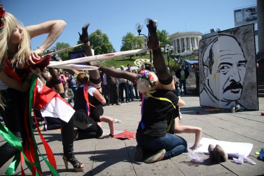 FEMEN раздвигает ноги