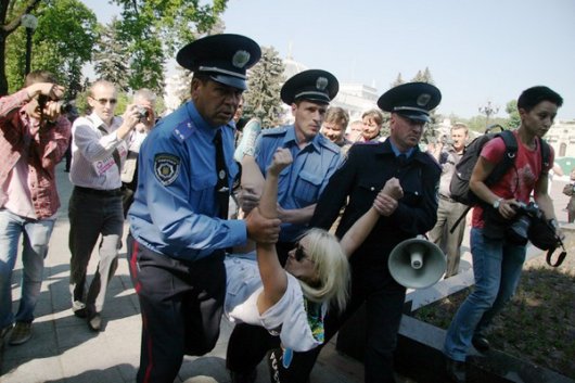 Акция женского движения FEMEN - Народ и взад и вперед
