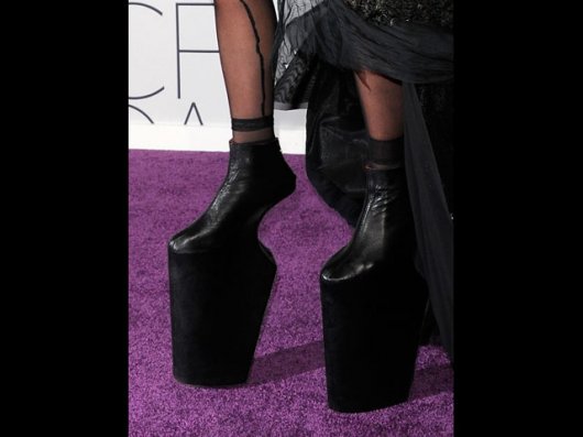 Lady GaGa показала публике "колючий голый зад". ФОТО