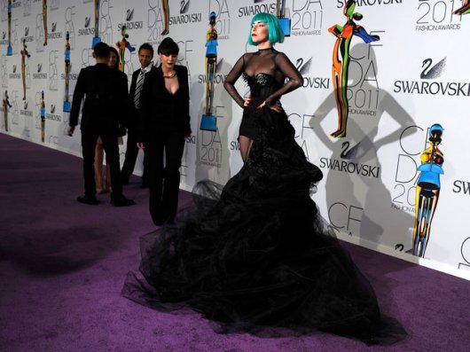 Lady GaGa показала публике "колючий голый зад". ФОТО