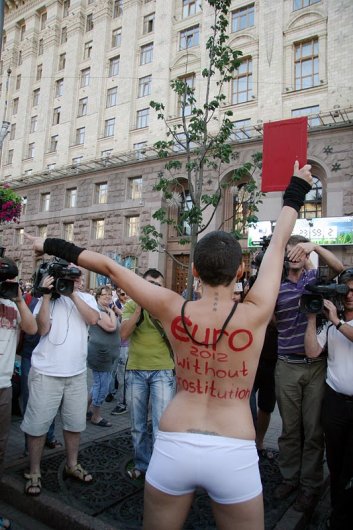 FEMEN с красной карточкой