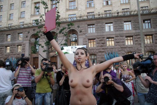 FEMEN с красной карточкой