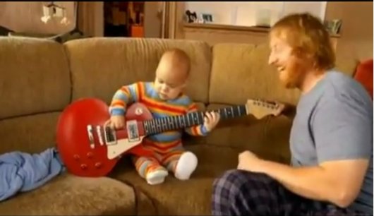 Малыш играет на гитаре
