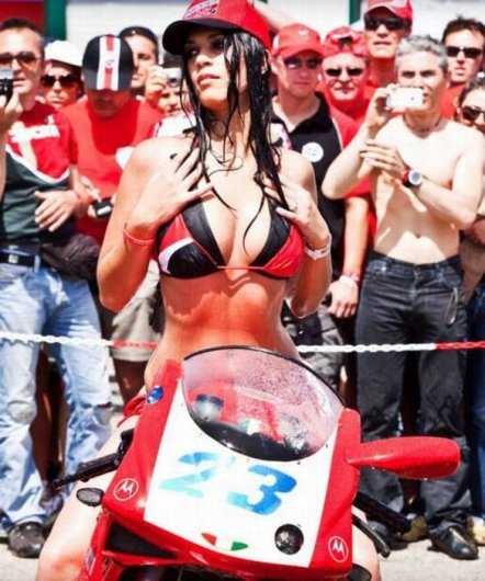 Девушки с мотошоу Ducati (56 фото)