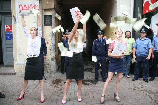 Три Юльки возле суда, или новая акция от Femen