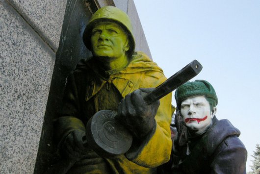 Вандалы разукрасили памятник Красной Армии в Софии