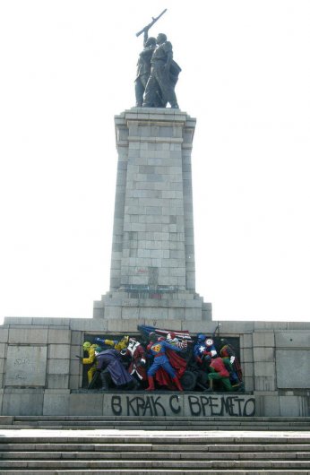Вандалы разукрасили памятник Красной Армии в Софии