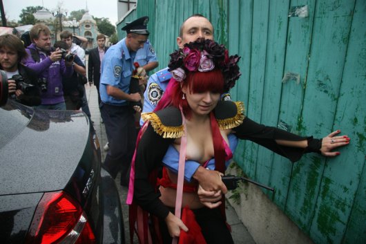 Новая акция Femen - Депутат, не быкуй!