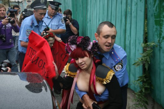 Новая акция Femen - Депутат, не быкуй!