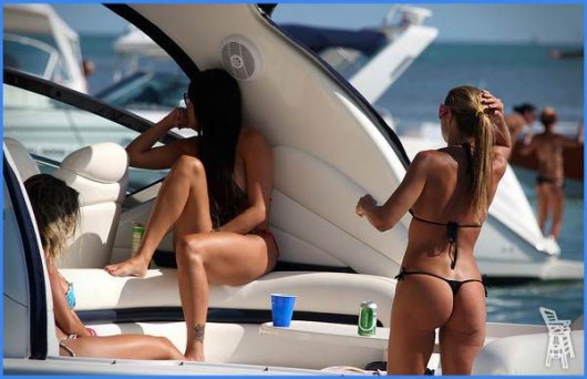 Женские попки на яхтах. (55 фото)