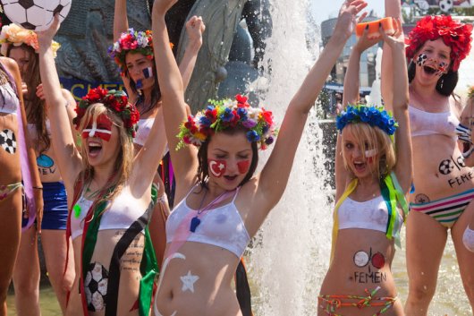 Фотоохота от FEMEN, а также купание в фонтане. Фото, видео