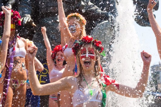 Фотоохота от FEMEN, а также купание в фонтане. Фото, видео