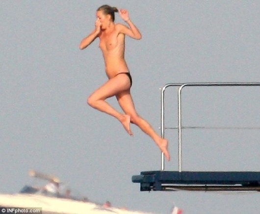 Кейт Мосс не стесняется и купается с голой грудью - топлесс