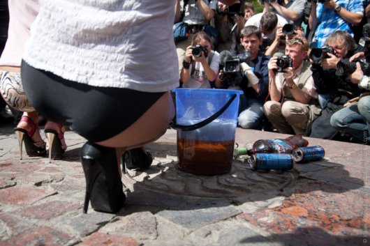 Акция против пива от девушек из группы Медведева