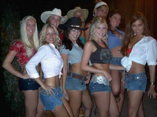 Девушки в коротких джинсовых шортиках. Фото