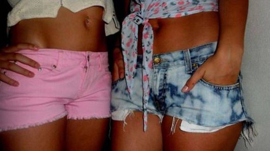 Девушки в коротких джинсовых шортиках. Фото
