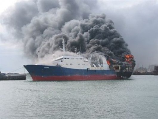 В Крыму горит корабль с топливом