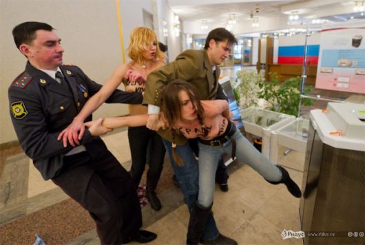 Акция FEMEN на выборах в России. Фото, видео
