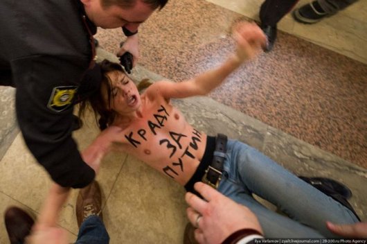 Акция FEMEN на выборах в России. Фото, видео