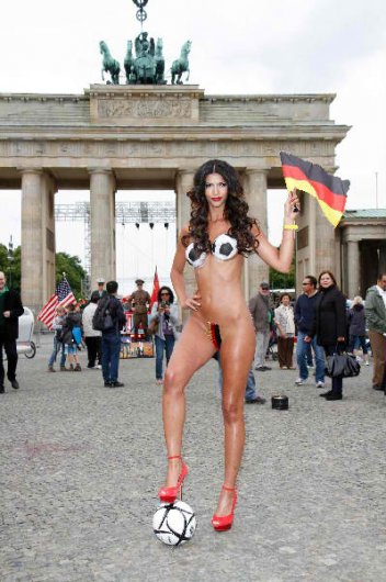 Голая Микаэла Шафер поддерживает Германию на ЕВРО 2012
