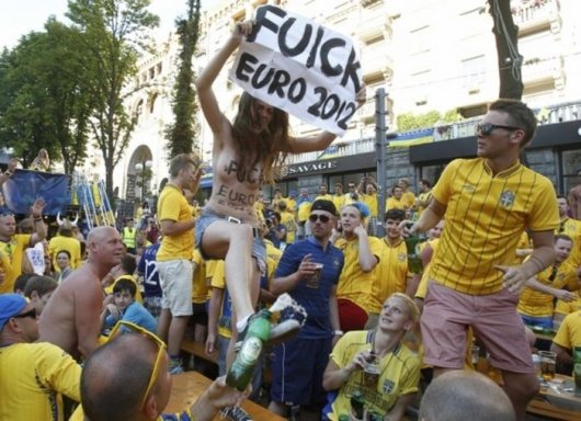 FEMEN против фанатов - кто кого?(16 фото)