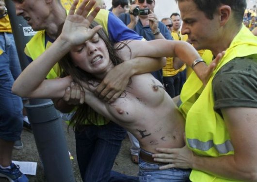 FEMEN против фанатов - кто кого?(16 фото)
