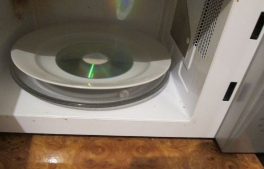 Что будет если засунуть диск в микроволновку?
